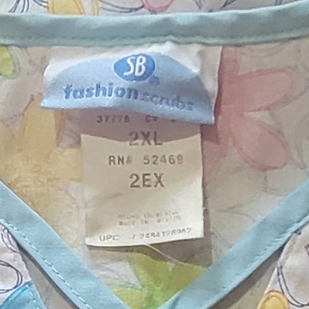 💚SB Fashion Scrub 2XL Top  Flowers Pastel Colors - Picture 3 of 6
